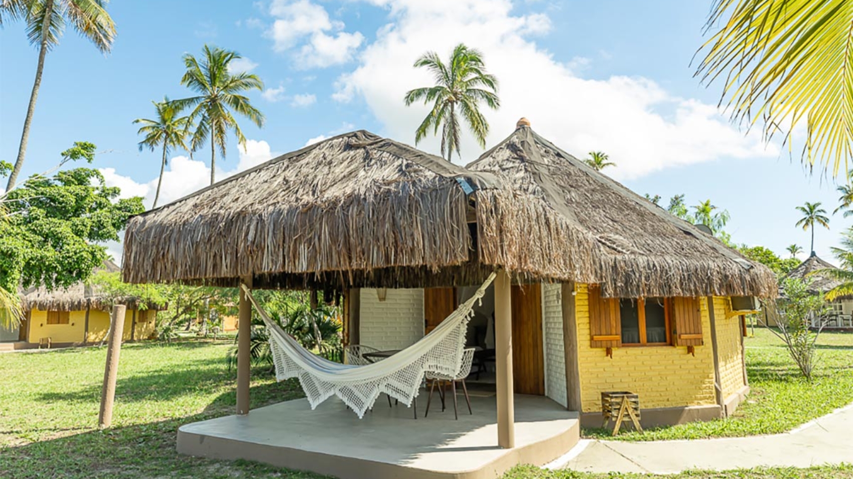 Seu paraíso te espera em Corumbau! Chalés charmosos, piscina refrescante e uma vista deslumbrante. Reserve agora e comece a planejar sua viagem dos sonhos.